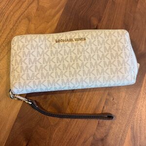 Michael Kors Jet Set Travel Continental Wallet Wristlet Vanilla — Like New